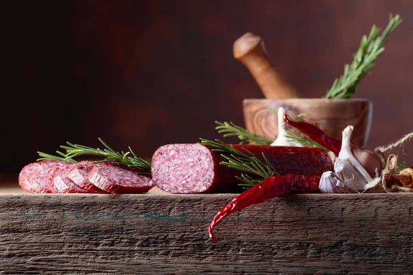 Salame Affumicato Vecchio Tavolo Legno Salsicce Con Rosmarino Aglio Pepe — Foto Stock