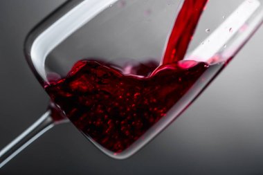 kırmızı şarap şarap cam içine dökülür varlık.