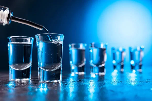 Wodka Gegoten Een Glas Verlicht Met Blauwe Achtergrondverlichting Kopieerruimte — Stockfoto