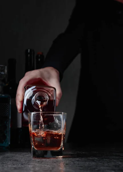 Bartendern Häller Whiskey Ett Glas Baren Selektivt Fokus — Stockfoto