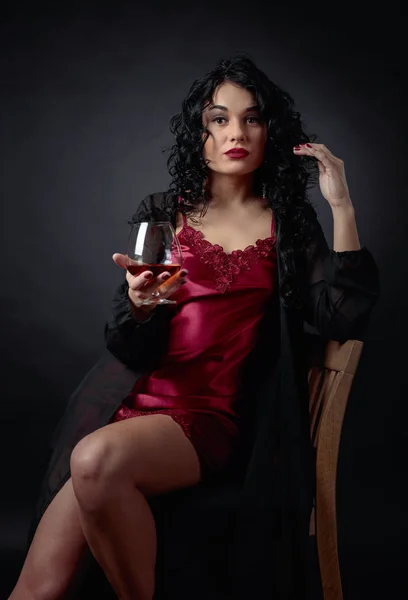 Portrait Une Jolie Brune Avec Verre Brandy Sur Fond Noir — Photo