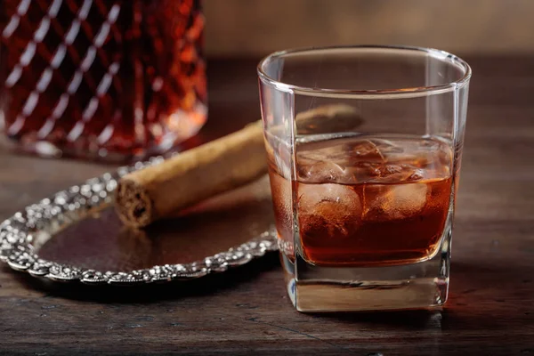 Kieliszek Szkockiej Whisky Naturalnym Lodzie Cygaro Starym Drewnianym Stole — Zdjęcie stockowe