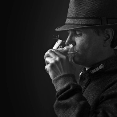 Orta yaşlı adam bir alkollü kokteyl limon ile içme şapkalı. Siyah ve beyaz. Kopya alanı.