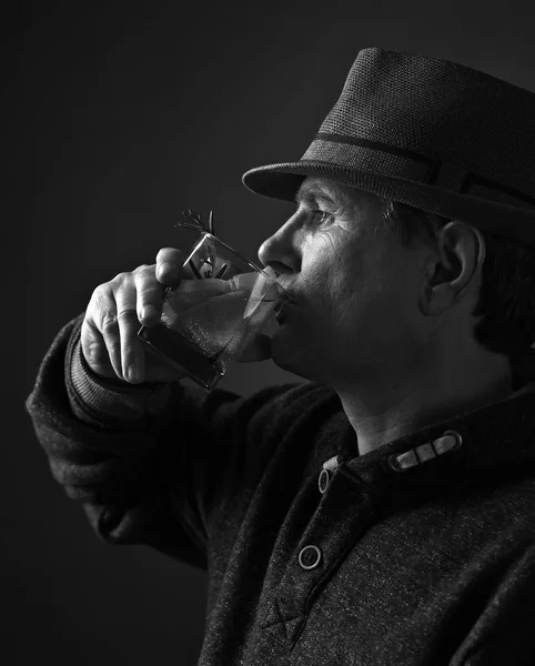 Man Van Middelbare Leeftijd Een Hoed Een Alcoholische Cocktail Met — Stockfoto