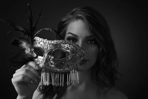 Mulher Atraente Com Cabelos Longos Encaracolados Segurando Mão Máscara Carnaval — Fotografia de Stock