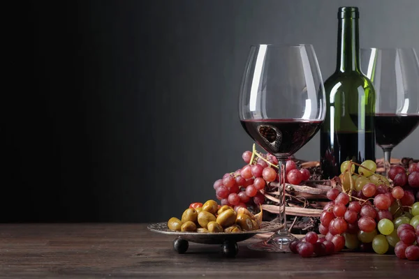Rode Wijn Met Pittige Groene Olijven Druiven Kopieer Ruimte Voor — Stockfoto