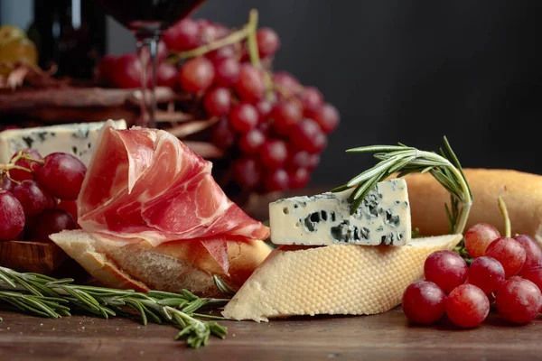 Sandwich Met Ham Blauwe Kaas Rozemarijn Een Donkere Achtergrond Heerlijke — Stockfoto