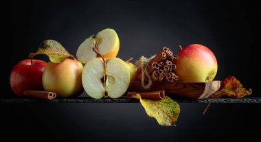 Sulu elma ve tarçın siyah bir arka plan kopya alanı.