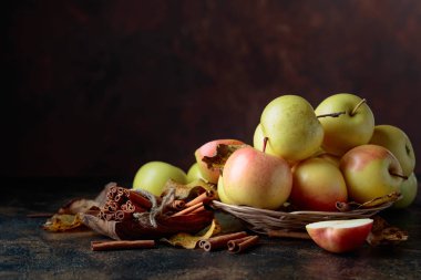 Sulu elma ve tarçın kahverengi bir arka plan kopya alanı üzerinde.