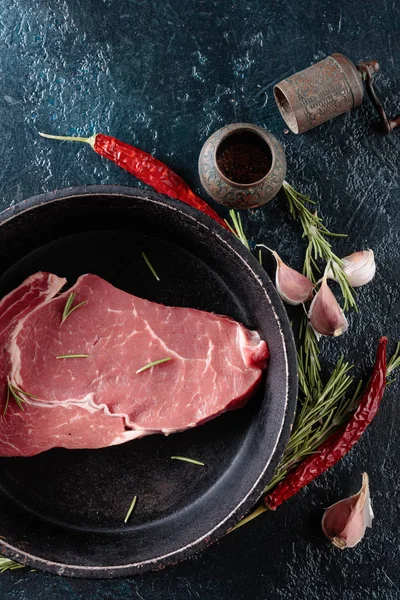 Rauwe Biefstuk Met Kruiden Specerijen Bovenaanzicht — Stockfoto