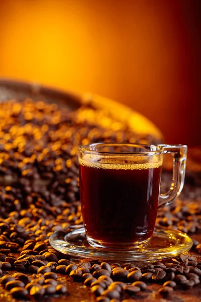 Espresso Kaffebryggare Kopp Med Kaffe Bönor Ett Brunt Bord — Stockfoto