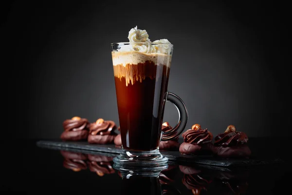 Postre Chocolate Con Avellana Café Con Crema Sobre Fondo Negro — Foto de Stock