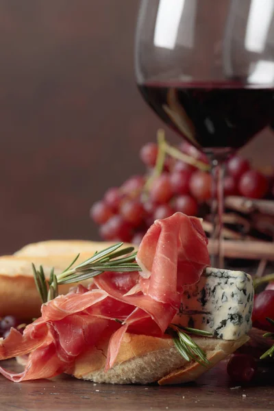 Heerlijke snack en druiven. — Stockfoto