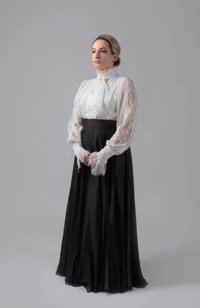 Porträtt Kvinna Viktorianska Kläder Vit Blus Med Spetsar Broderier Och — Stockfoto