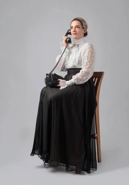 Portret Kobiety Ubraniach Retro Stary Telefon Czarny Biała Bluzka Koronki — Zdjęcie stockowe