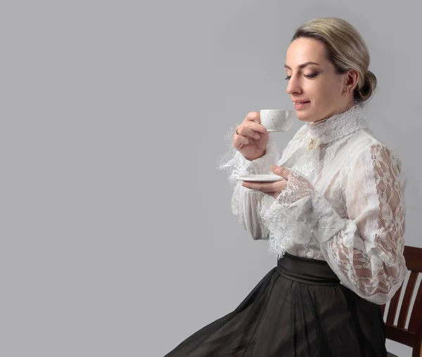 Πορτρέτο Μιας Γυναίκας Στα Ρούχα Βικτωριανής Ένα Φλιτζάνι Καφέ Λευκή — Φωτογραφία Αρχείου