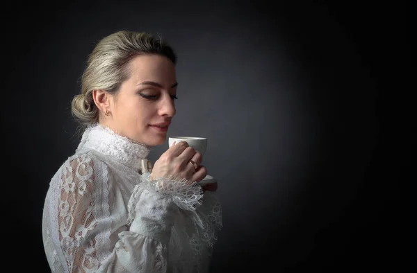 Портрет Жінка Вікторіанської Одягу Чашкою Ароматної Кави Біла Кофта Мережива — стокове фото