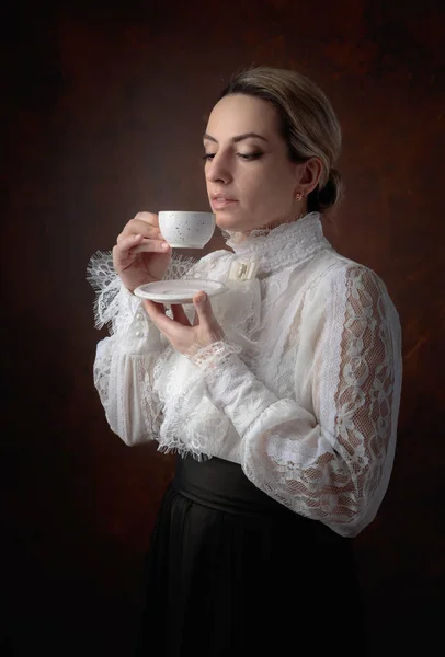 Портрет Жінка Вікторіанської Одягу Чашкою Ароматної Кави Біла Кофта Мережива — стокове фото