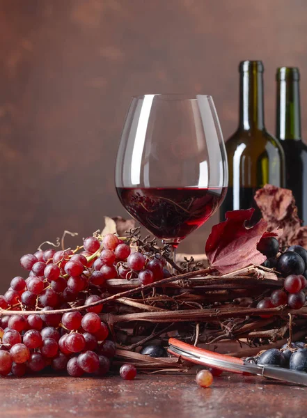 Vino Rosso Uva Fresca Con Foglie Vite Appassite Copiare Spazio — Foto Stock