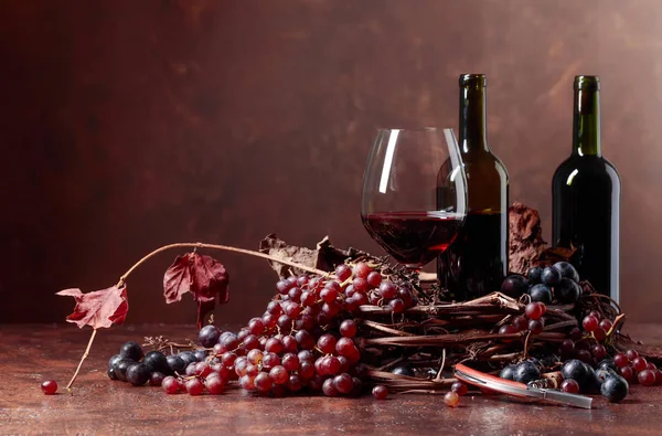 Vino Tinto Uvas Frescas Con Hojas Vid Secas Copia Espacio —  Fotos de Stock