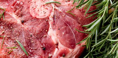 Biberiye, tuz ve biber ile Çiğ domuz. Üstten görünüm.