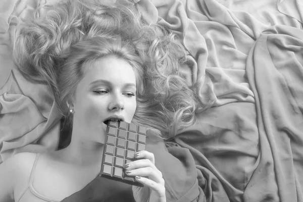 Glad Ung Vacker Kvinna Äta Choklad Ung Blondin Med Naturliga — Stockfoto