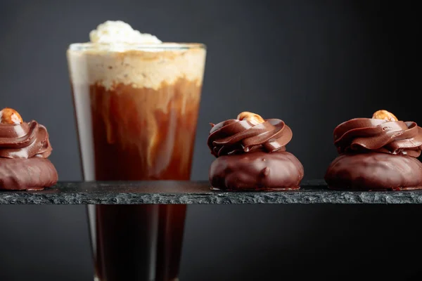 Chokladdessert Med Hasselnöt Och Kaffe Med Grädde Svart Bakgrund Kopiera — Stockfoto