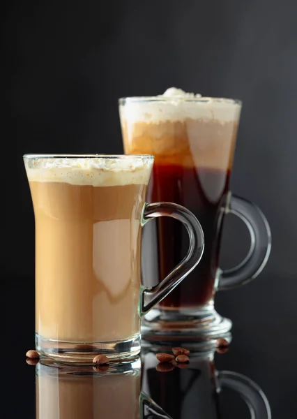 Olika Kaffedrinkar Svart Reflekterande Bakgrund Latte Och Irländska Kaffe Glas — Stockfoto