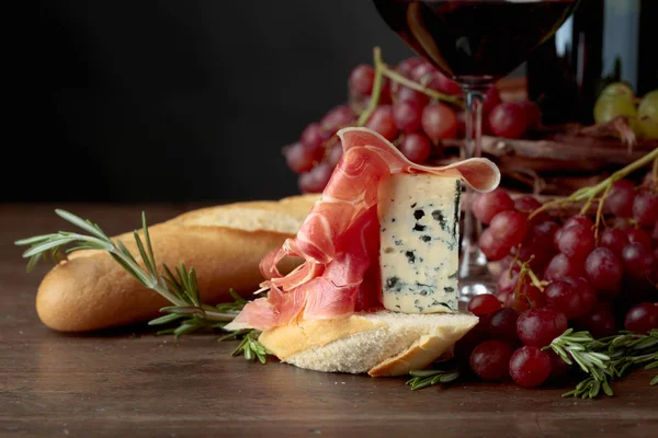 Prosciutto Mavi Peynir Koyu Arkaplanda Biberiyeli Sandviç Lezzetli Aperatif Kırmızı — Stok fotoğraf
