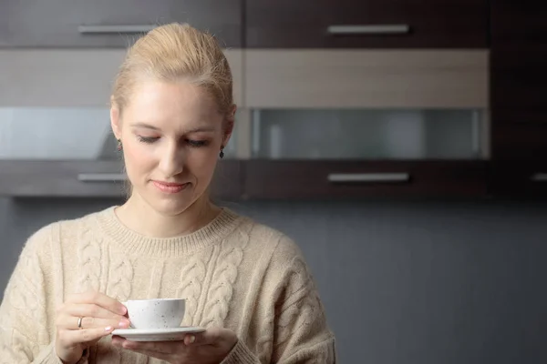 Retrato Una Hermosa Mujer Con Una Taza Café Atractiva Feliz — Foto de Stock