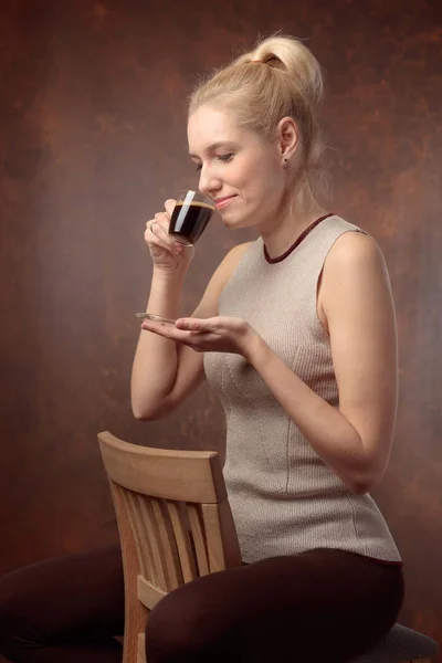 Portret Van Een Mooie Vrouw Met Kopje Koffie Aantrekkelijk Gelukkig — Stockfoto