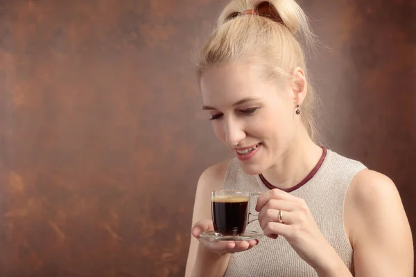 Porträtt Vacker Kopp Kaffe Attraktiva Och Glad Blondin Dricker Kaffe — Stockfoto