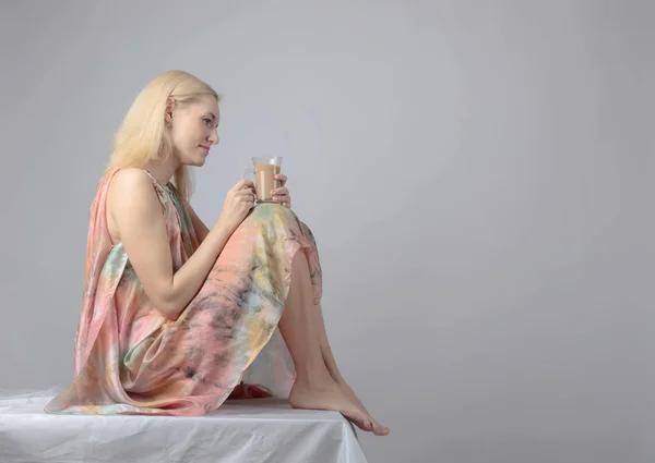 Piękna Kobieta Filiżanki Kawy Atrakcyjny Szczęśliwy Blondynka Napojów Latte Białe — Zdjęcie stockowe
