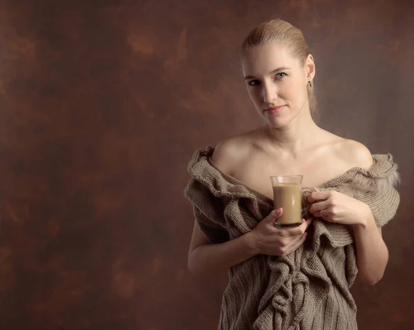 Retrato Una Hermosa Mujer Con Una Taza Café Atractiva Feliz — Foto de Stock