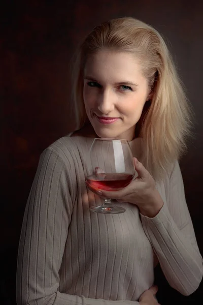 Retrato Una Hermosa Mujer Con Copa Brandy Atractiva Rubia Sobre — Foto de Stock
