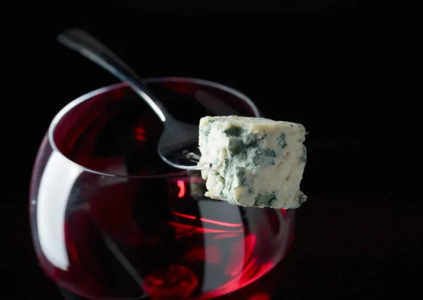 Κομμάτι Του Μπλε Τυρί Ένα Πιρούνι Και Ένα Ποτήρι Κόκκινο — Φωτογραφία Αρχείου