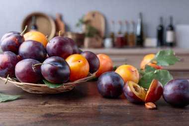 Mutfak masasının üzerinde olgunlaşmış sulu Erik. Seçici odak.