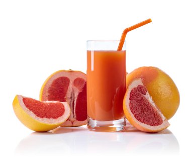 Bardak taze greyfurt suyu ve beyaz arka plan üzerinde izole kesme meyve.