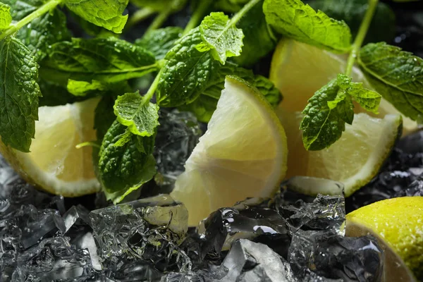 Koyu arkaplanda buz ve nane dilimleri. Seçici odak .