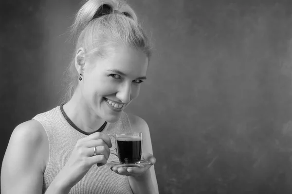 Retrato Una Hermosa Mujer Mediana Edad Con Taza Café Atractiva — Foto de Stock