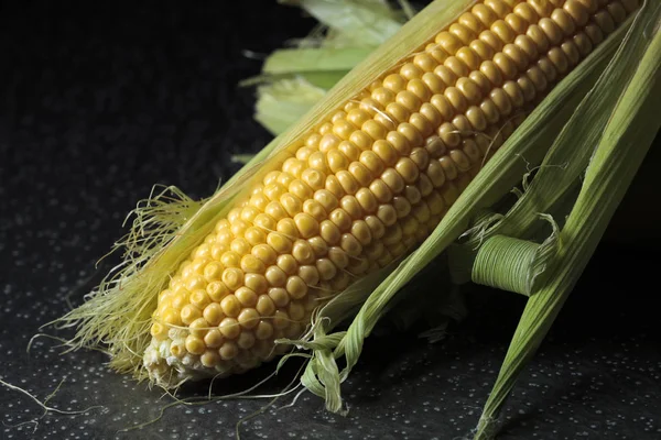 Friss Csemege Kukorica Csövek Vas Asztalra Egészséges Bioélelmiszer — Stock Fotó