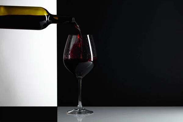 Vin Rouge Est Versé Dans Verre Arrière Plan Réfléchissant Espace — Photo
