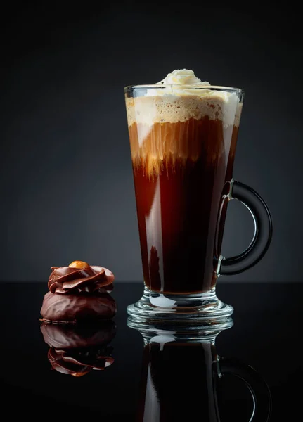 Chokladdessert Med Hasselnöt Och Kaffe Med Grädde Svart Reflekterande Bakgrund — Stockfoto