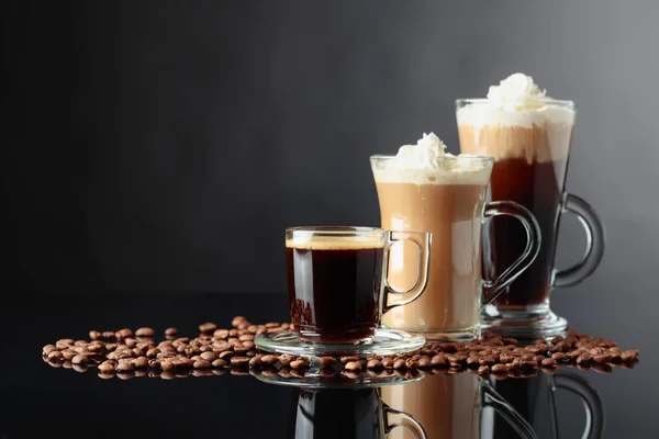 Varias Bebidas Café Sobre Fondo Negro Reflectante Copiar Espacio —  Fotos de Stock