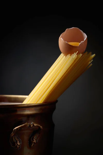 Spaghetti Crudi Con Uovo Padella Ottone Fondo Nero Copia Spazio — Foto Stock