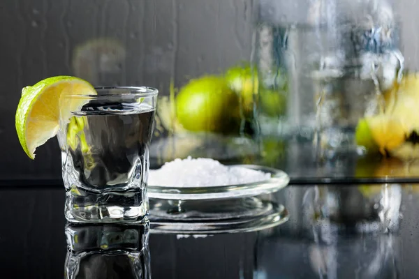 Bicchiere Tequila Con Lime Sale Sullo Sfondo Nero Riflettente Alcol — Foto Stock