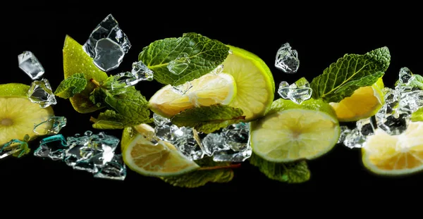 Pedaços Limão Com Folhas Hortelã Pimenta Sobre Fundo Preto Foco — Fotografia de Stock