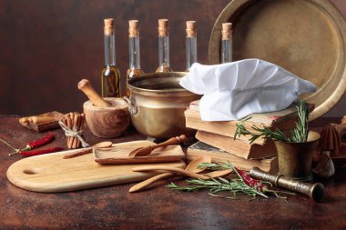 Beyaz şefin şapka ve mutfak masasının üzerinde eski yemek kitapları.