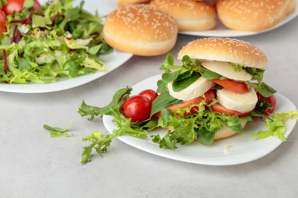 Smörgås Med Mozzarella Tomat Och Gröna Köksbordet Bulle Med Sesamfrön — Stockfoto