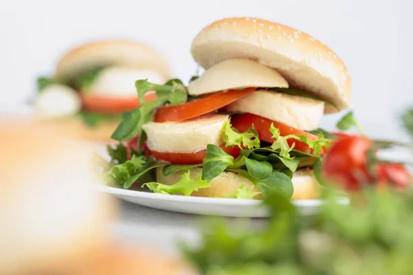 Smörgås Med Mozzarella Tomat Och Gröna Köksbordet Bulle Med Sesamfrön — Stockfoto